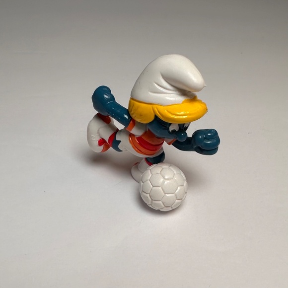 Vintage Soccer Smurfette Schleich 1989 Hong Kong Football Smurf PVC Figure - Picture 7 of 10